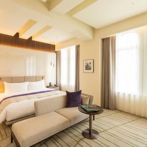 Deluxe King Room Lounge Access