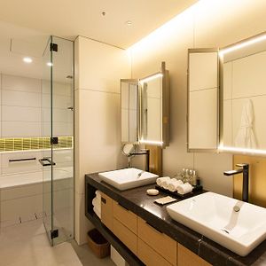 Deluxe Twin Room Lounge Access