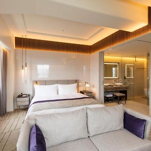 Premium King Room Lounge Access